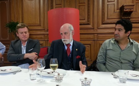 Vint Cerf (au centre) avec Benoit Thieulin et Tariq Krim