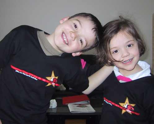 Robin et Philippine, les deux enfants de Tristan, dans des t-shirts Mozilla Europe